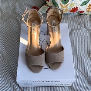 Steve Madden Suede Chunky Heel!!!